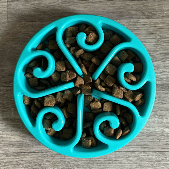 gamelle anti glouton chien Spirale Gourmande vue dessus avec croquettes